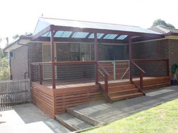 Elevated Merbau deck with a polycarbonate-roofed pergola and sleek stainless steel balustrade – built for stylish, year-round outdoor living. Timber Merbau Deck with Pergola & Stainless Steel Balustrade